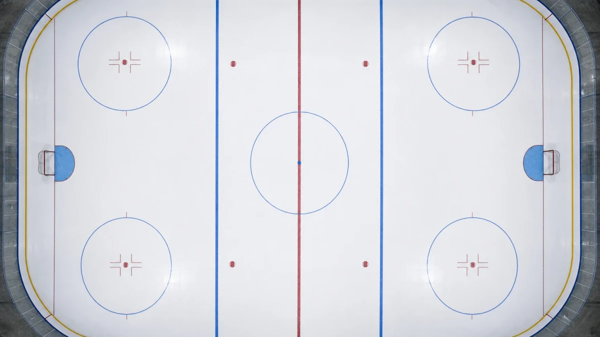 Tom ishockeyrink med hjälm och handskar på spelarbåset