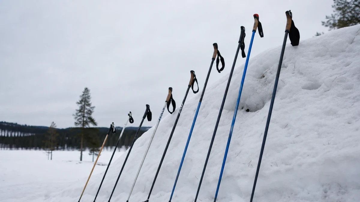 Preparerat längdskidspår genom ett snötäckt vinterlandskap