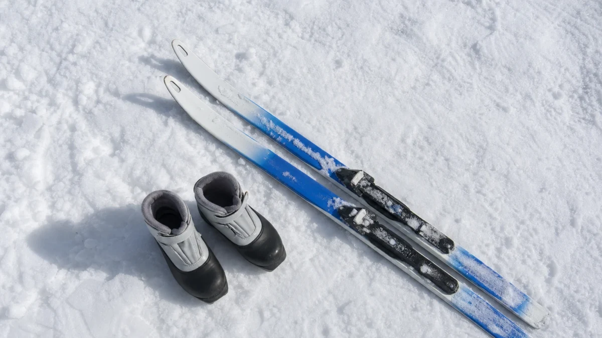 Preparerat längdskidspår genom ett snötäckt vinterlandskap