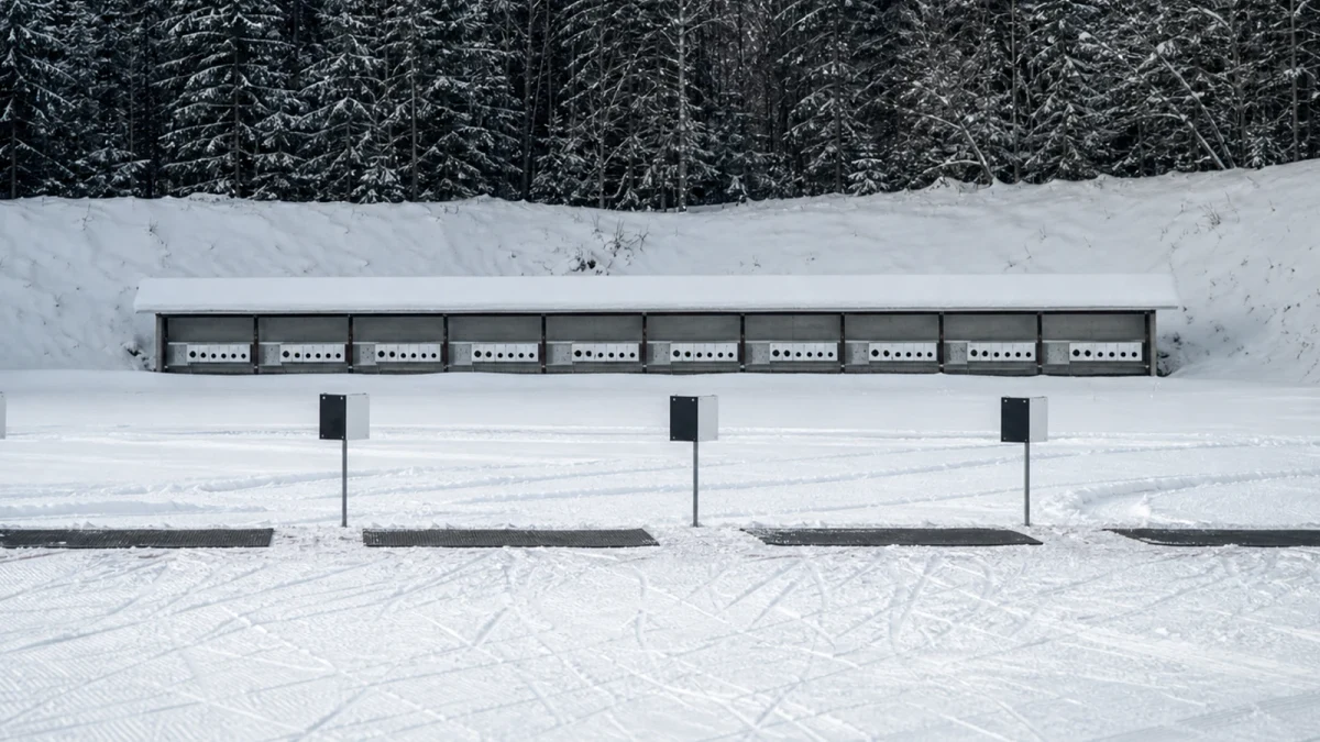Preparerat längdskidspår genom ett snötäckt vinterlandskap